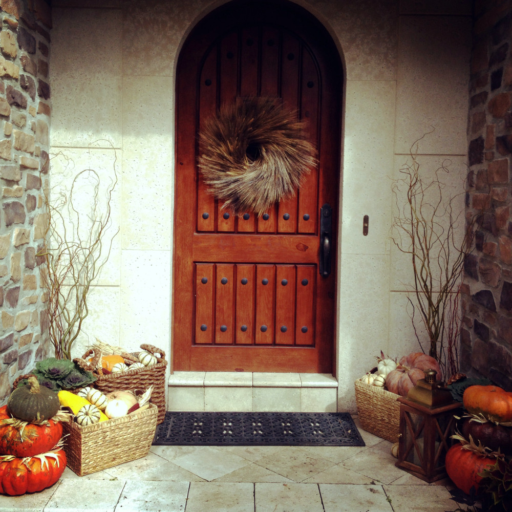 Thanksgiving-Fall-Entranceway-ideas-using-lanterns-on-AnAppealingPlan.com-by-@KraylFunch-4141-1000x1000